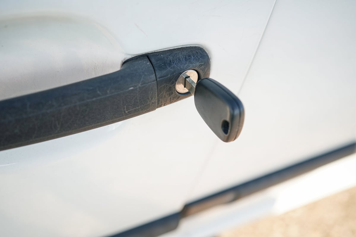 Replacement lock on Renault Trafic rear door